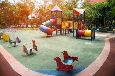 Plastik boş oyun alanından yapılmış renkli oyun alanı oyun alanı ekipmanları. Oyun alanı. Bahçe malzemeleri. Çocuk kaydırağı. Parktaki oyun parkı.