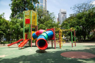 Plastik boş oyun alanından yapılmış renkli oyun alanı oyun alanı ekipmanları. Oyun alanı. Bahçe malzemeleri. Çocuk kaydırağı. Parktaki oyun parkı.