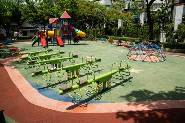 Tayland 'daki halk parkındaki çocuklar için devrilme makinesi dikey olarak aşağı yukarı.