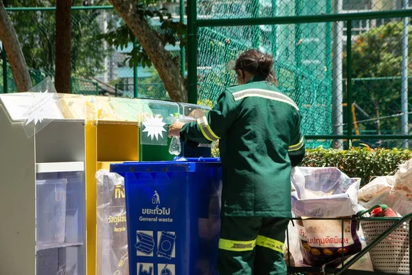 Bangkok Thailand June 2022 Unidentified Female Worker Sorting Waste Classified — Stock Photo, Image