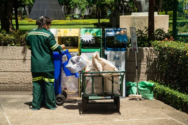 Bangkok Thailand June 2022 Unidentified Female Worker Sorting Waste Classified — Stock Photo, Image