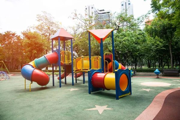 五彩缤纷的游乐场是由塑料空旷的户外游乐场设置的游乐场设备 游戏区 花园设备 儿童滑梯 公园内的游乐场 — 图库照片