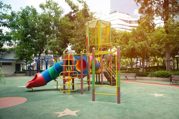 Colorido Parque Infantil Hecho Plástico Vacío Patio Aire Libre Conjunto — Foto de Stock