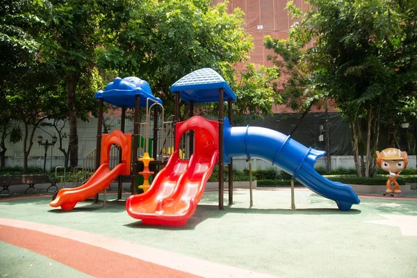 Bunte Spielgeräte Aus Plastik Sind Auf Dem Außenspielplatz Aufgestellt Spielplatz — Stockfoto