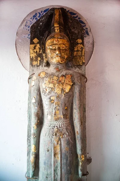 Старий Стукко Будда Стоїть Ват Пхра Чоенг Чум Вуавіхан Воно — стокове фото