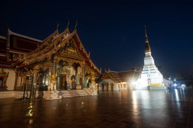 Gece vakti Wat Phra 'da Choeng Chum Worawihan şehrin en kutsal yeridir. Eski çağlardan beri ve şehrin kalbinde inşa edilen değerli bir tapınak Sakon Nakhon Eyaleti, Tayland 'ın kuzeydoğusunda yer almaktadır..