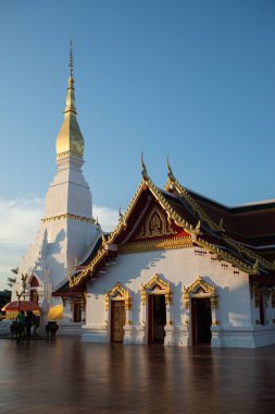 Wat Phra Choeng Chum Worawihan antik çağlardan beri şehrin en kutsal yeridir ve şehrin kalbine inşa edilmiştir. Kuzeydoğu Tayland 'da Sakon Nakhon Eyaleti' nde değerli bir tapınaktır..