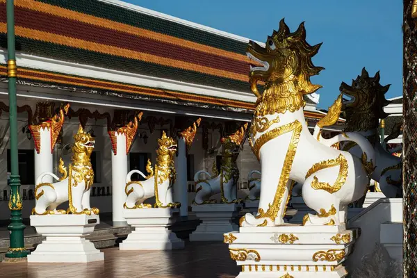 사자는 의역할을한다 Wat Phra Choeng Chum Worawihan 장소를 보존하는 도시의 — 스톡 사진