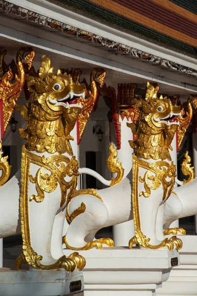 狮子或狮子会起到保护作用 保持在华府的位置 这是该城市的一个重要的圣地 这是一种美丽的泰国民族艺术 — 图库照片
