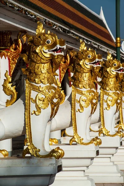狮子或狮子会起到保护作用 保持在华府的位置 这是该城市的一个重要的圣地 这是一种美丽的泰国民族艺术 — 图库照片