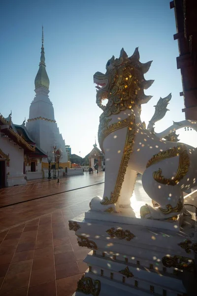 Pôr Sol Leão Atua Para Proteger Lugar Wat Phra Choeng — Fotografia de Stock