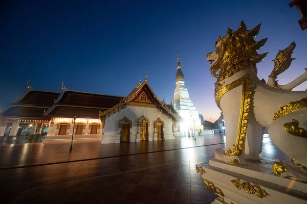华府的夕阳西下是华府重要的圣地 是华府的重要组成部分 自古以来 这座坐落在泰国东北部萨肯纳孔市中心的古寺一直屹立不倒 — 图库照片