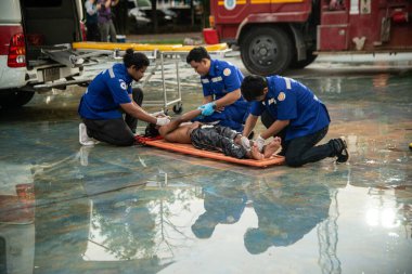 PICHIT, THAILAND - 29 AĞUSTOS 2020: Bilinmeyen kurtarma ekipleri ve itfaiye ekipleri yaralılarla itfaiye tatbikatı düzenliyor..