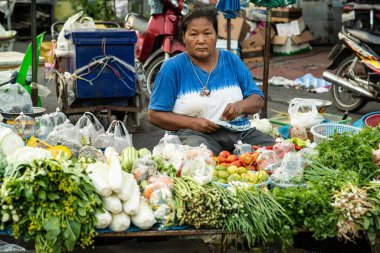 PHICHIT, THAILAND - 29 Ağustos 2020: Taze sebzeler ve meyveler Tayland 'ın kırsal kesimindeki sokak pazarında satılmaktadır. Açık hava gıda pazarları Asya 'da popüler bir gelenektir.. 