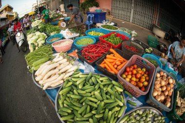PHICHIT, THAILAND - 29 Ağustos 2020: Taze sebzeler ve meyveler Tayland 'ın kırsal kesimindeki sokak pazarında satılmaktadır. Açık hava gıda pazarları Asya 'da popüler bir gelenektir.. 