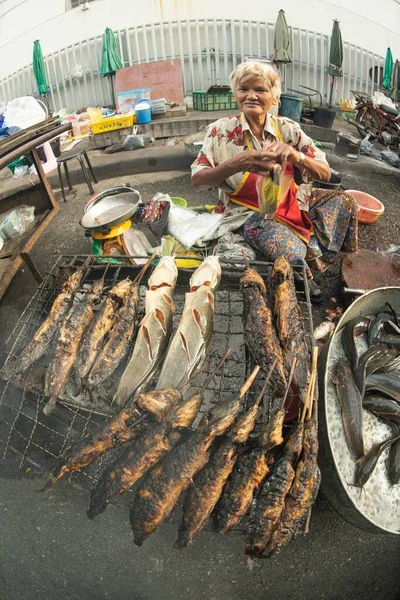 Phichit Thailand August 2020 Unidentified Elderly Vendors Grill Catfish Sale — Stock Photo, Image