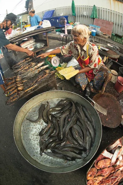 Phichit Thailand August 2020 Unidentified Elderly Vendors Sell Grilled Catfish — Stock Photo, Image