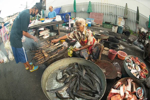 Phichit Thailand August 2020 Unidentified Elderly Vendors Sell Grilled Catfish — Foto de Stock