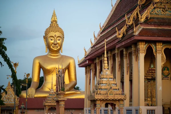 Large Outdoor Golden Sitting Buddha Enshrined Wat Thewa Prasan Which — 스톡 사진