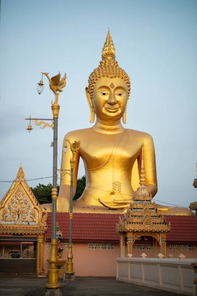 Large Outdoor Golden Sitting Buddha Enshrined Wat Thewa Prasan Which — 스톡 사진