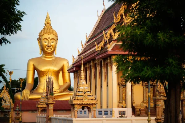 Large Outdoor Golden Sitting Buddha Enshrined Wat Thewa Prasan Which — ストック写真