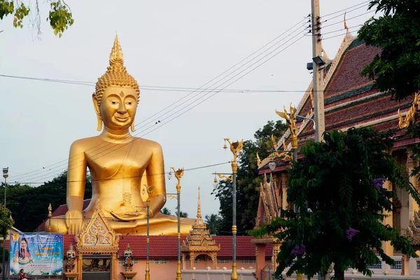 Large Outdoor Golden Sitting Buddha Enshrined Wat Thewa Prasan Which — 스톡 사진