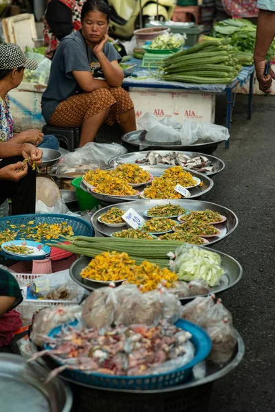 Fichit Thailand Srpna 2020 Neidentifikovaní Thajští Prodejci Prodávají Květiny Používané — Stock fotografie