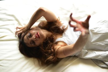 Korkunç Hayalet Kadın 'da Cadılar Bayramın kutlu olsun. Asyalı hayalet ya da zombi korkusunun tüyleri vardır. Yüzü ve gözleri kaplıdır. Terk edilmiş evde, karanlık odada kollarına uzanır.. 