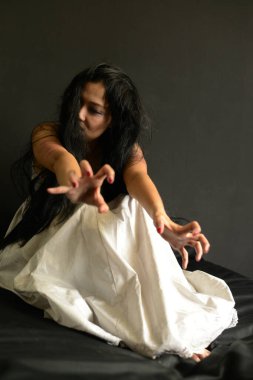 Korkunç Hayalet Kadın 'da Cadılar Bayramın kutlu olsun. Asyalı hayalet ya da zombi korkusunun tüyleri vardır. Yüzü ve gözleri kaplıdır. Terk edilmiş evde, karanlık odada kollarına uzanır.. 