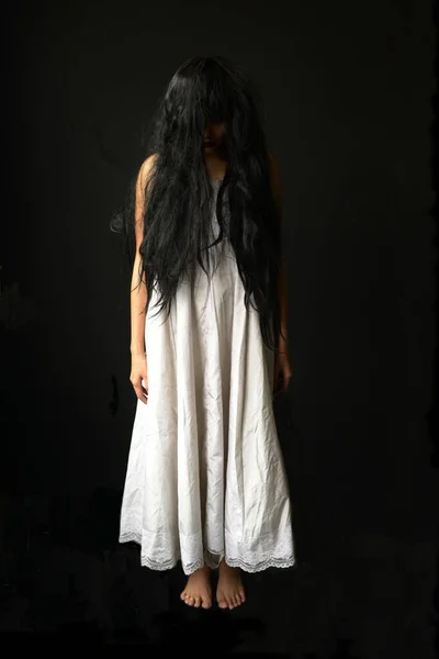 怖い幽霊の女性の幸せなハロウィーンの日 アジアの幽霊やゾンビホラー不気味な怖いです毛カバー顔と目手アウトで放棄された家暗い部屋 — ストック写真