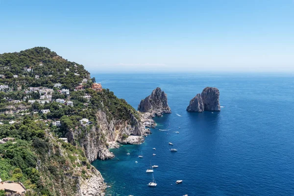 Impresionante Vista Bahía Capri Con Sus Famosas Rocas Faraglioni —  Fotos de Stock