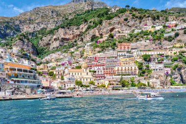 Amalfi sahili, İtalya - 01 Temmuz 2021: Karakteristik renkli evleriyle İtalya 'nın Amalfi Sahili boyunca Positano köyünün manzarası