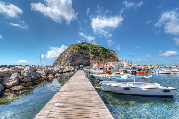 Ischia Italien Juli 2021 Landskap Med Fiskebyn Sant Angelo Ischias — Stockfoto