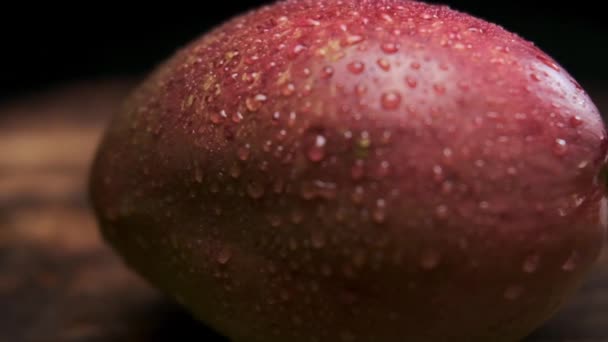 Reife Und Sehr Saftige Mango Königliche Früchte Nahaufnahme Zeitlupe Dunkler — Stockvideo