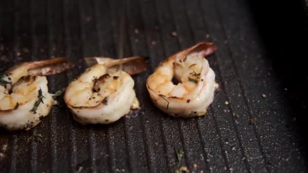 Crevettes Juteuses Sont Frites Dans Une Poêle Verser Alcool Dans — Video