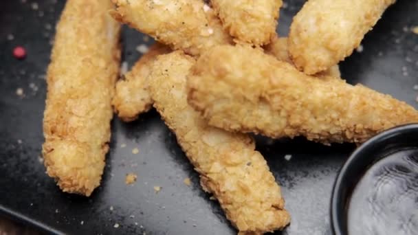 Goldene Hühnerstreifen Fast Food Amerikanisches Essen Das Appetitliche Huhn Liegt — Stockvideo