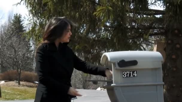 Mujer recibiendo correo — Vídeos de Stock