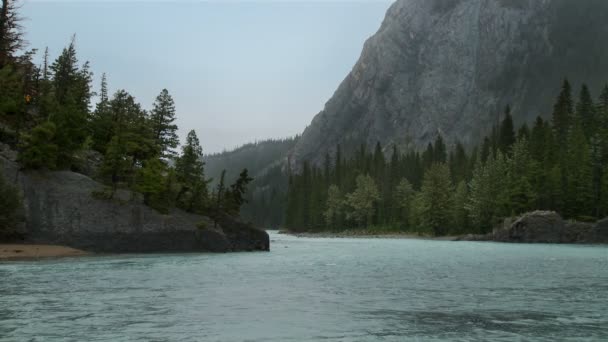 Banff floden regn — Stockvideo