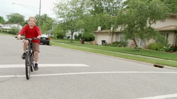 道路上の自転車の少年 — ストック動画