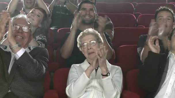 Mensen in theater — Stockvideo