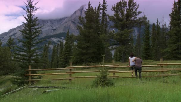 Pareja de montaña — Vídeos de Stock