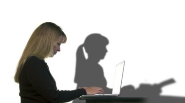 laptop daktilocu kadın