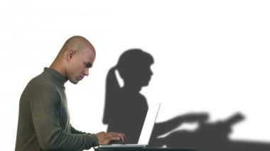 laptop adam yazarak gal