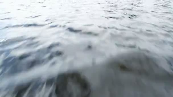 Быстрый полет воды — стоковое видео