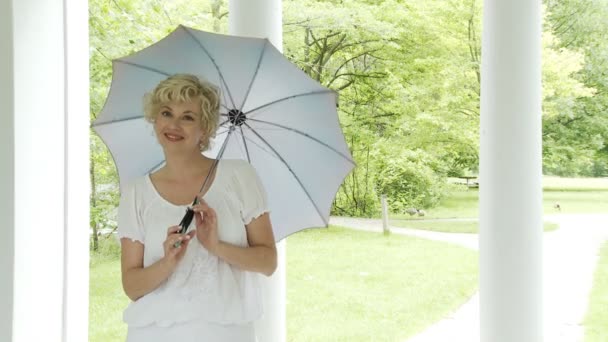 Paraply blondin — Stockvideo