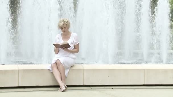 Girl near fountain — Stock Video