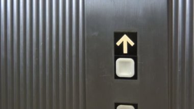 asansörün düğmesine