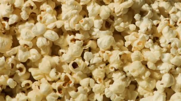 Popcorn auf weiß — Stockvideo