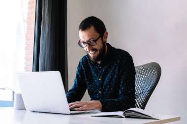 Evde çalışan adam.