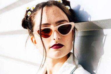 kadın güneş gözlüğü ile poz